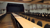 Großer Saal mit Tischreihen